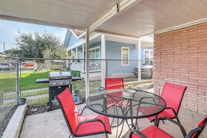 Outdoor dining - 3 Mi to Pleasure Pier: Family Retreat Near Beaches (Galveston)