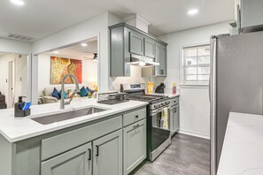 Fridge, microwave, stovetop, coffee/tea maker - 3 Mi to Pleasure Pier: Family Retreat Near Beaches (Galveston)