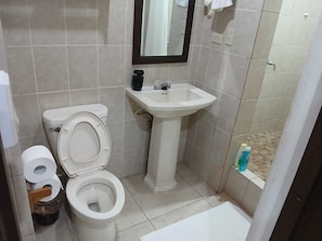 Comfort-studiolejlighed - balkon | Badeværelse | Bruser, håndklæder, Toiletpapir