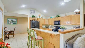 Fridge, microwave, stovetop, dishwasher