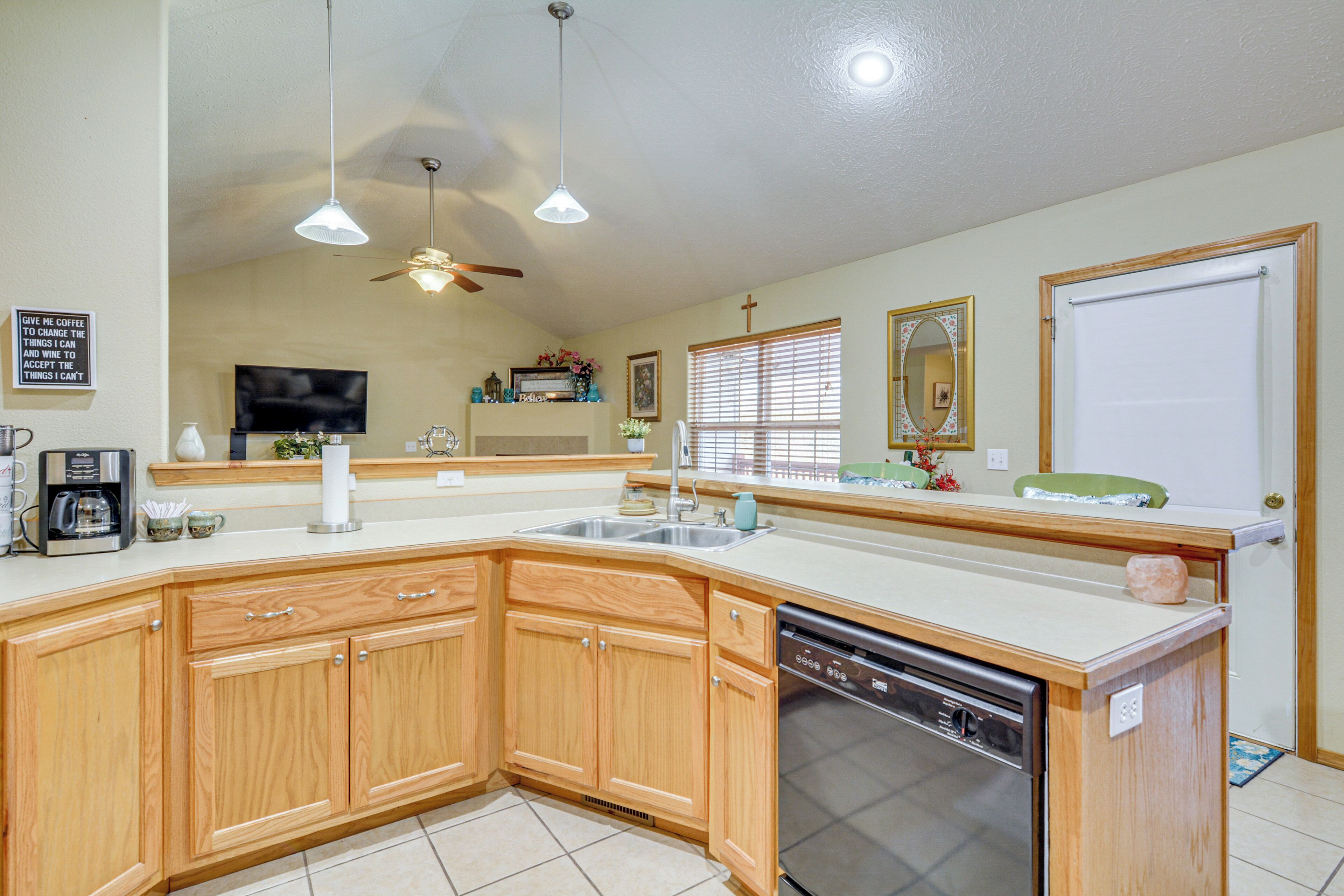 Réfrigérateur, micro-ondes, plaque de cuisson, lave-vaisselle