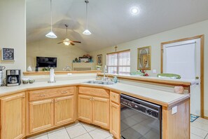 Fridge, microwave, stovetop, dishwasher