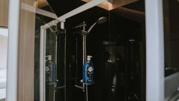 Douche, sèche-cheveux, serviettes fournies