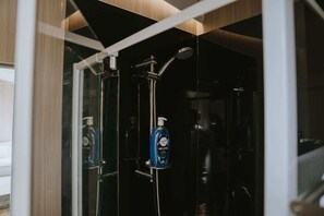 Ducha, secador de pelo y toallas