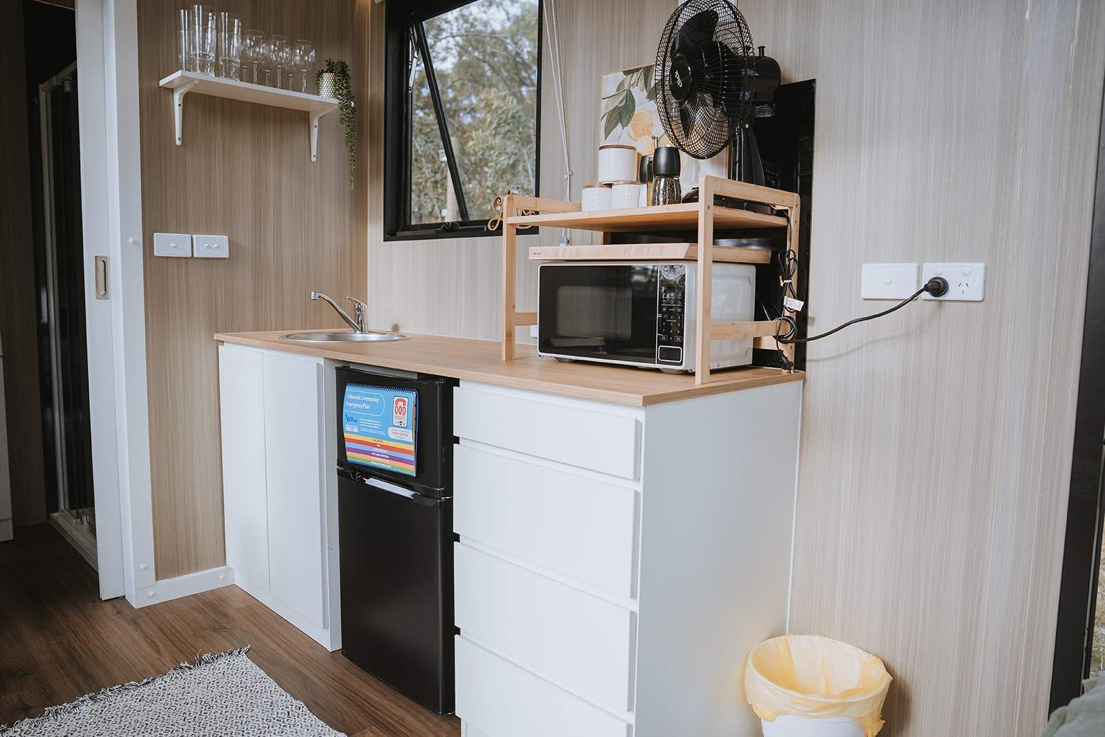 Geladeira, micro-ondas, cooktop, torradeira