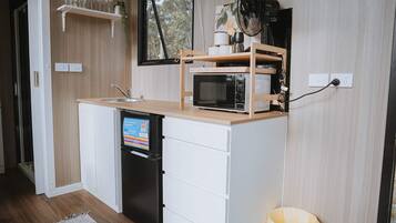 Geladeira, micro-ondas, cooktop, torradeira