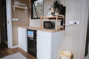 Frigorífico, microondas, placa de cocina y tostadora