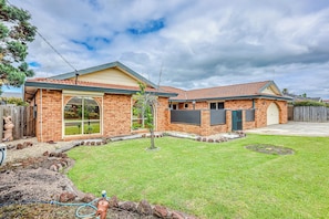 Exterior - StayAU Pet-Friendly 7BR Spacious Retreat (Morwell)