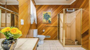 Maison en rangée, vue sur le jardin | Salle de bain
