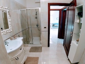 Secadora de cabello, bidet, toallas, jabón