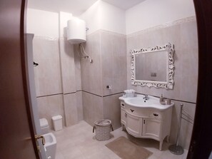 Sèche-cheveux, bidet, serviettes fournies, savon