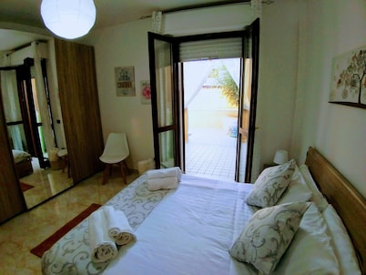 Family apartment with terrace 5 minute from the beach