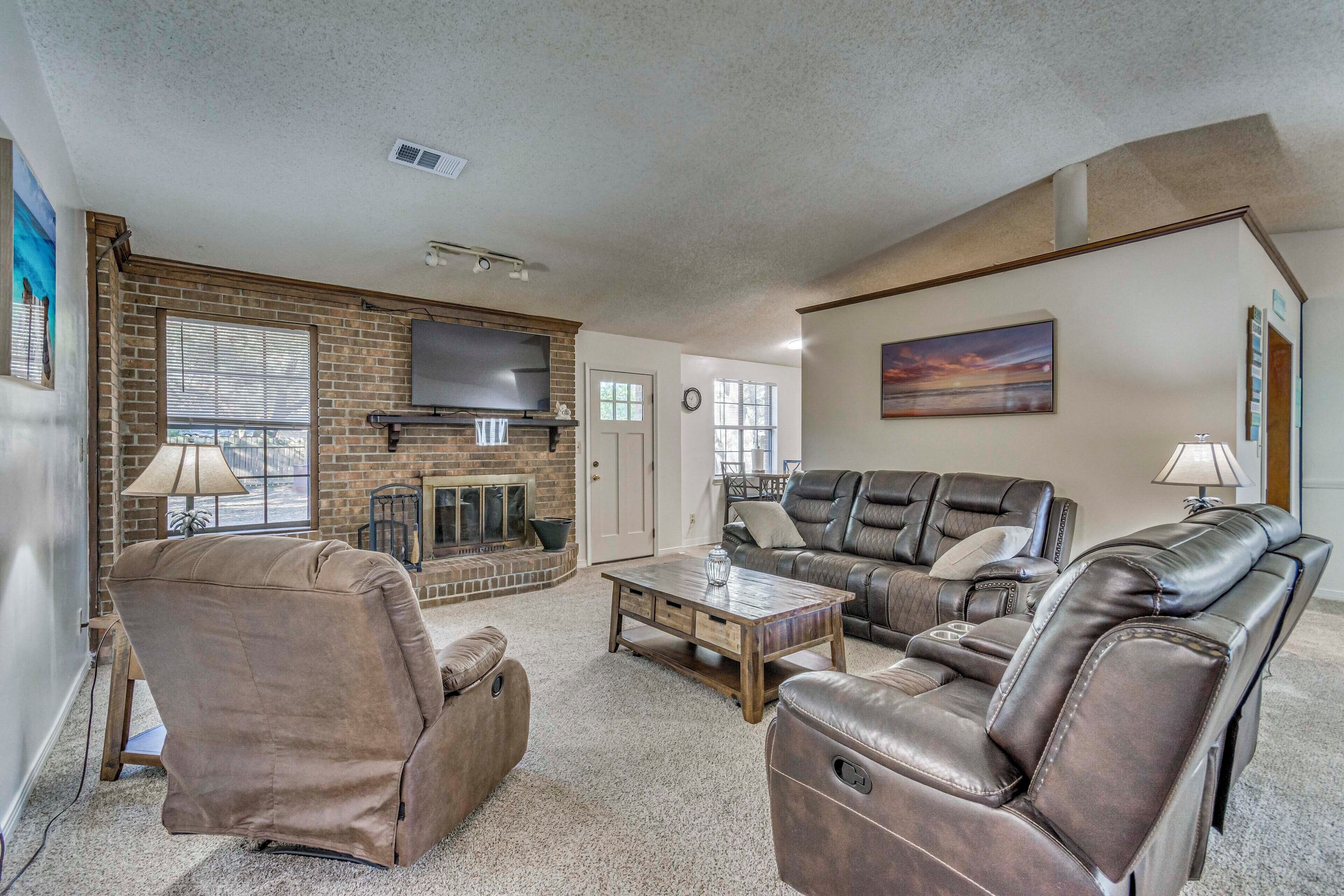 TV, fireplace