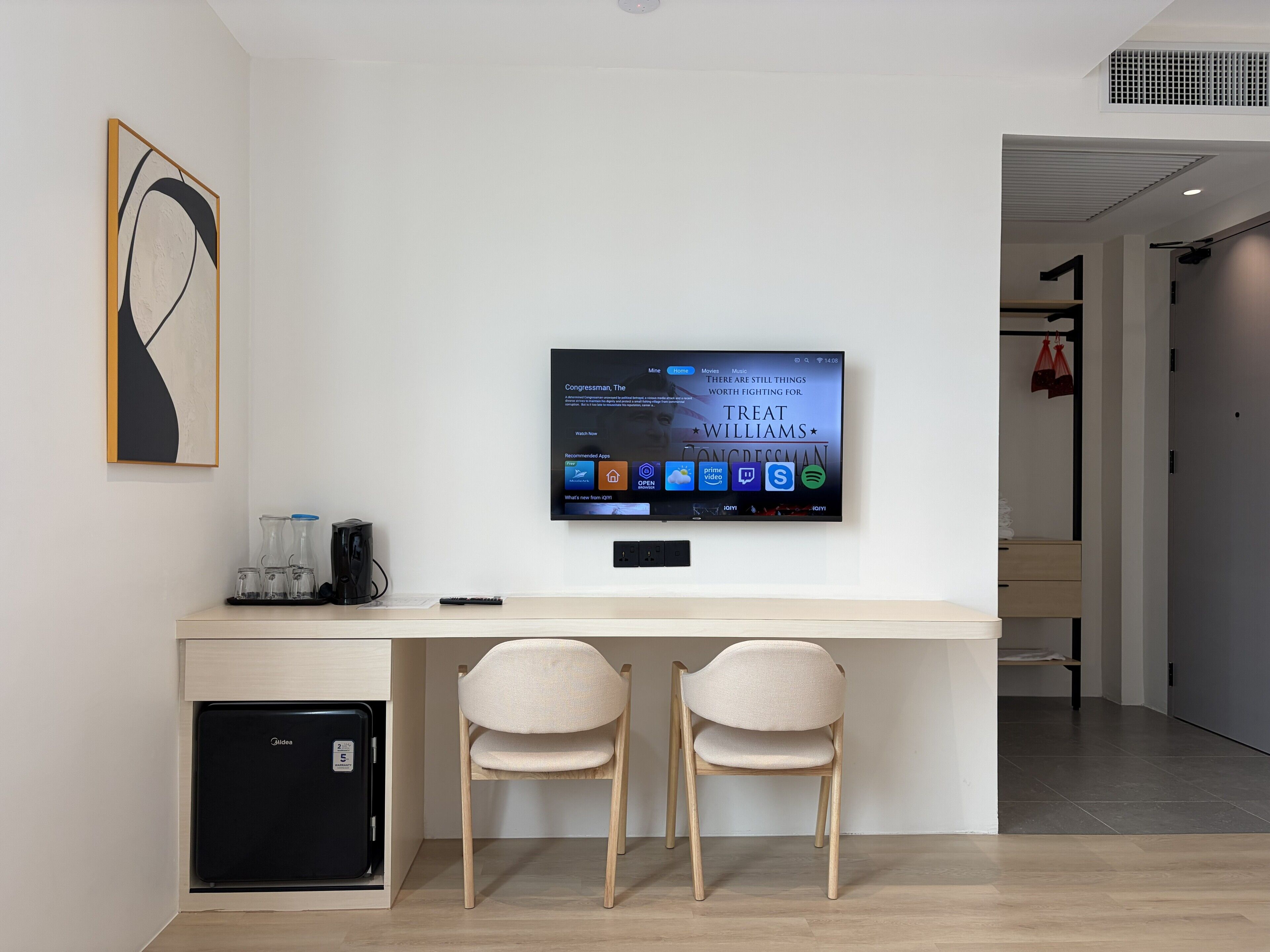 Family Room | Desk, free WiFi, bed sheets