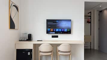 Family Room | Desk, free WiFi, bed sheets