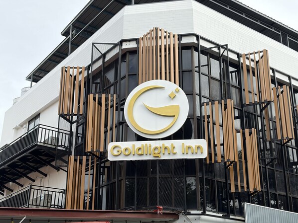 A building with a sign reading "Goldlight Inn".