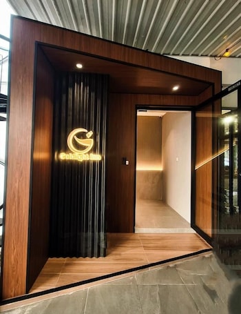 Fachada. Goldlight Inn