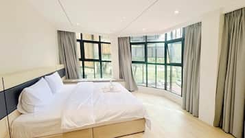 Deluxe King Room | Desk, free WiFi