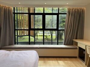 Standard Queen Room | Desk, free WiFi, bed sheets - Goldlight Inn (Miri)