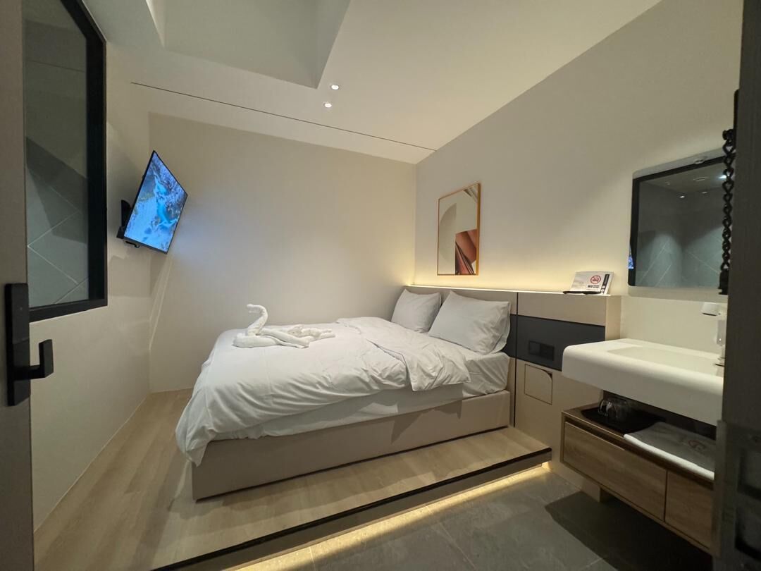 Quarto casal básico | Escrivaninha, Wi-Fi de cortesia