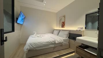 Quarto casal básico | Escrivaninha, Wi-Fi de cortesia