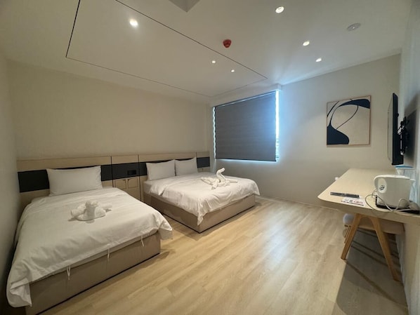 Quarto casal básico | Escrivaninha, Wi-Fi de cortesia