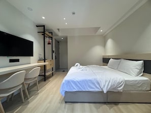 Quarto casal básico | Escrivaninha, Wi-Fi de cortesia