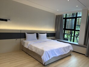 Deluxe King Room | Desk, free WiFi, bed sheets - Goldlight Inn (Miri)
