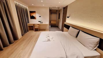 Standard Double Room, 1 Queen Bed | Desk, free WiFi
