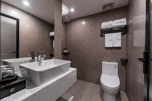 Shower, hair dryer, slippers, towels - Aura Crane Hotel Shenzhen Nanshan Xili (Shenzhen)