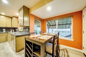Coffee/tea maker, cookware/dishes/utensils - Pet-Friendly SeaTac Retreat 6 Mi to Puget Sound! (SeaTac)
