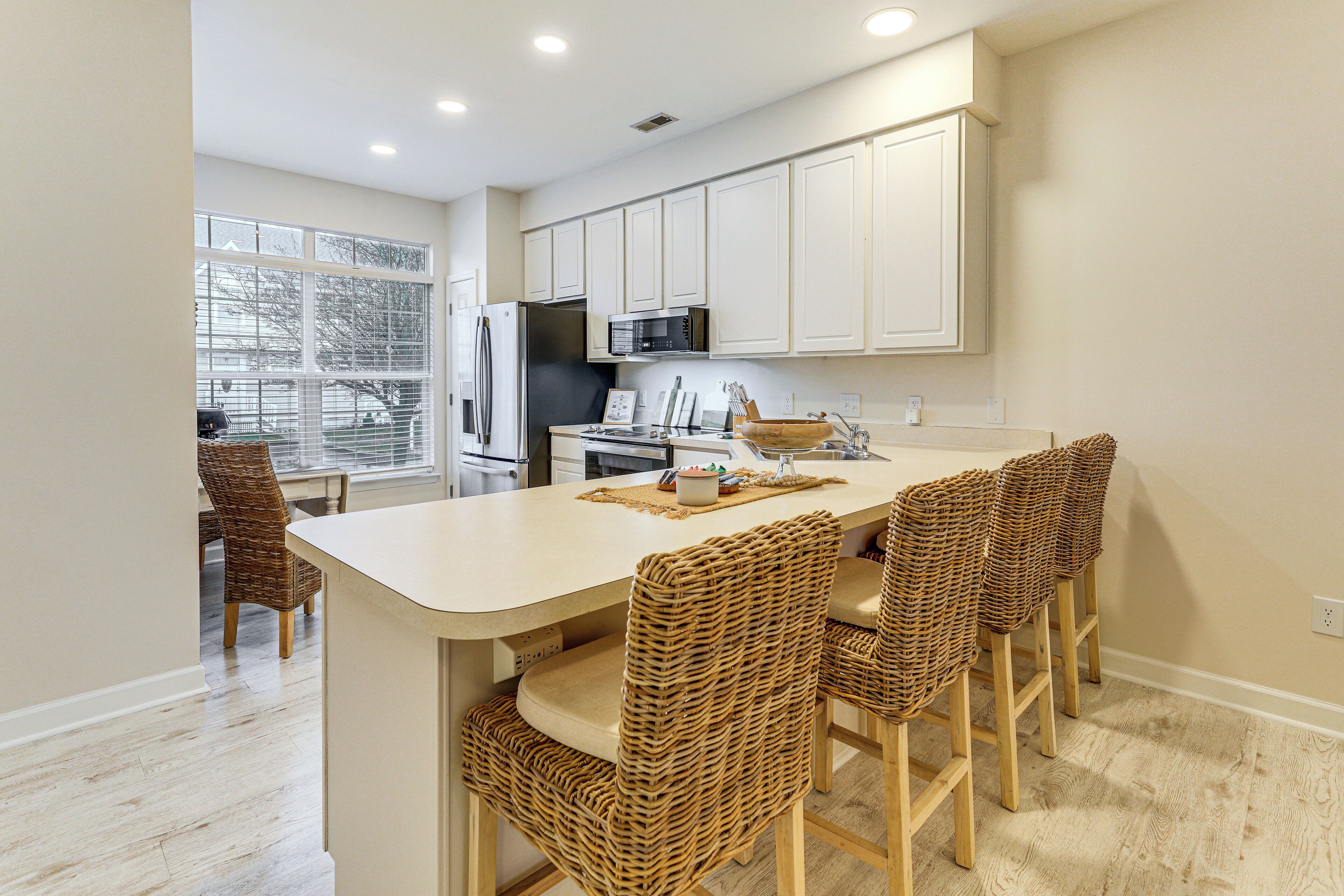 Een koelkast, een magnetron, een kookplaat, een vaatwasser