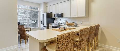 Fridge, microwave, stovetop, dishwasher