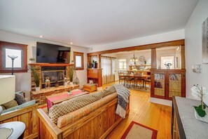 TV, fireplace - Home 1/2 Mi to Dtwn Riverside: Families Welcome! (Riverside)
