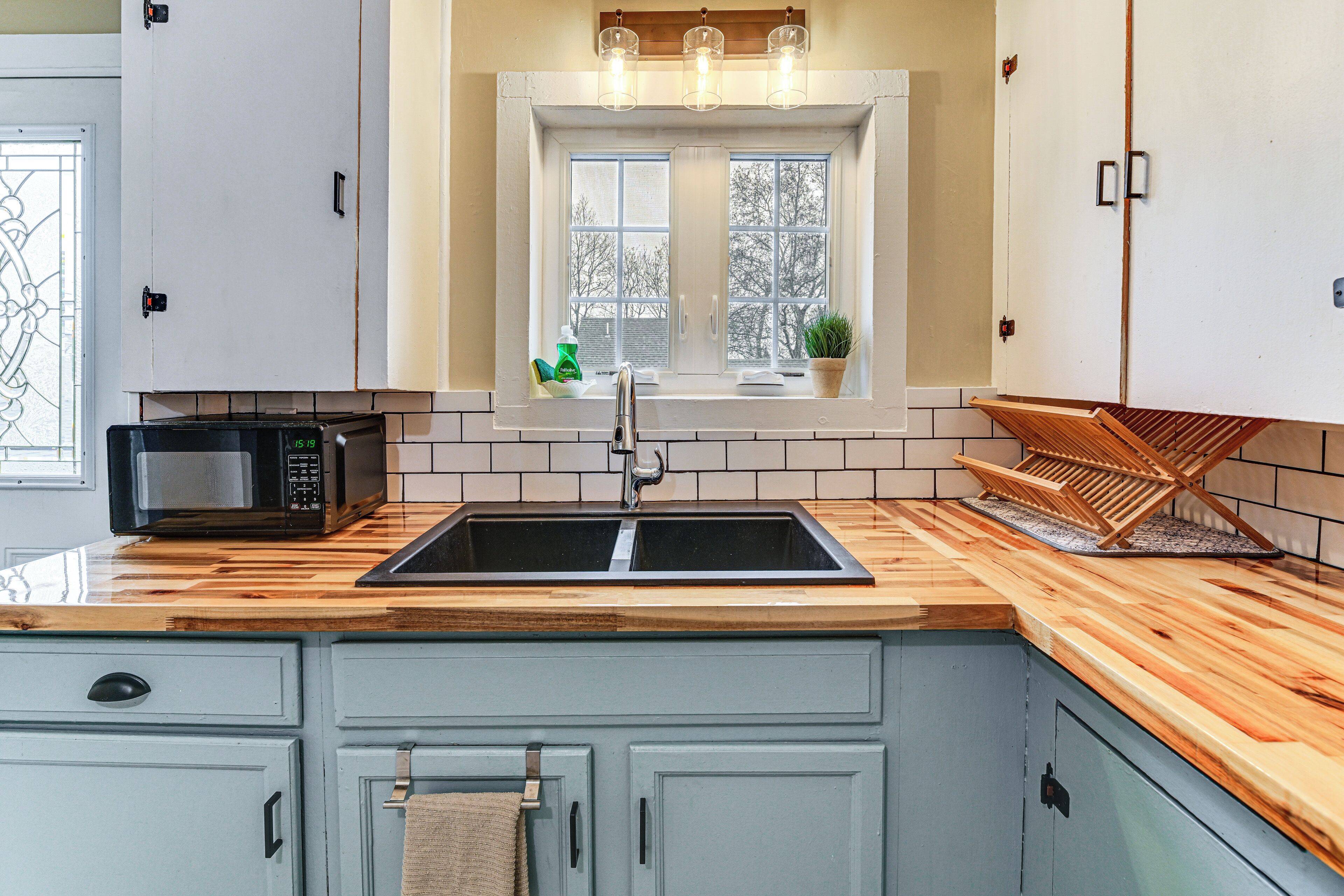 Refrigerador, microondas, parrilla de estufa y cafetera y tetera 