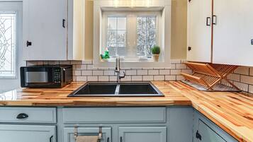 Refrigerador, microondas, parrilla de estufa y cafetera y tetera