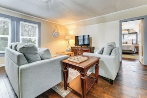A living room with two sofas, a coffee table, a TV, and a lamp. - 1 Mi to Rogue River: Walkable Grants Pass Retreat (Grants Pass)
