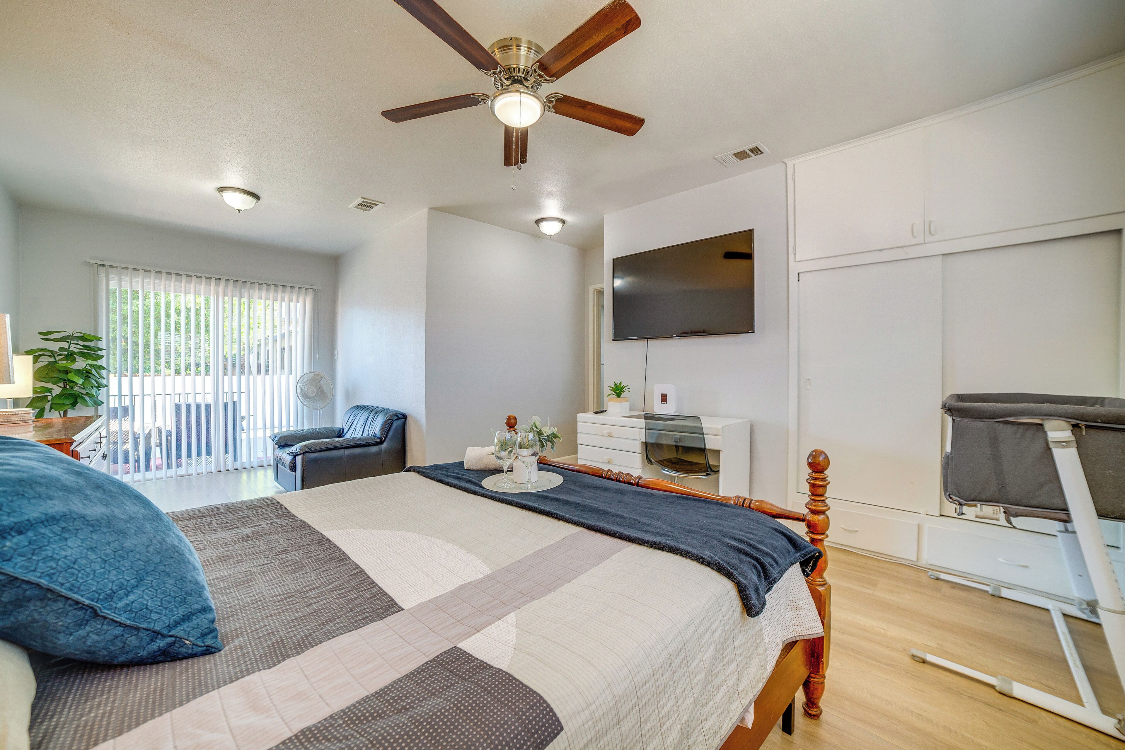 3 bedrooms, desk, iron/ironing board, internet