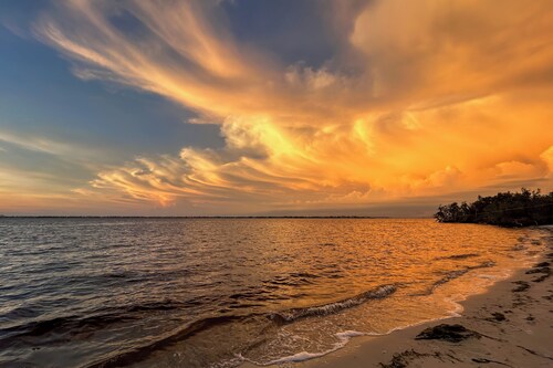 Private Beach & Pool Access! Fort Myers Getaway