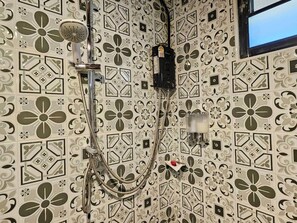 Kostenlose Toilettenartikel, Handtücher, Seife, Shampoo
