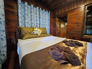 Habitación familiar, vistas al jardín | Escritorio, wifi gratis, ropa de cama