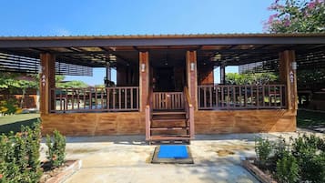 Skrivebord, wi-fi (inkludert) og sengetøy