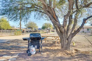 Property grounds - 4 Mi to Dtwn & Gem Show! Pet-Friendly Tucson Home (Tucson)
