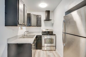 Refrigerador, parrilla de estufa y cafetera y tetera 