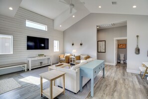 TV, books - Easy Beach Access! Port A Oasis w/ Private Pool (Port Aransas)