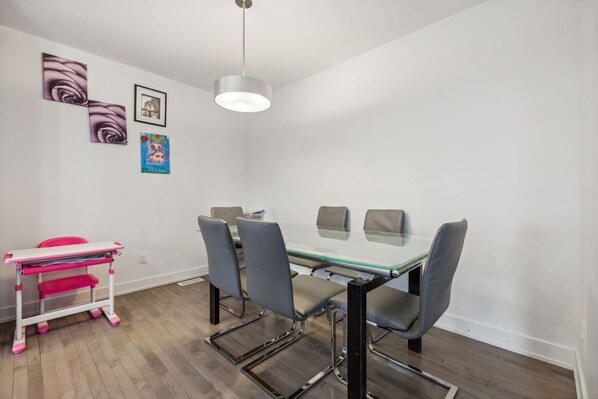 Room, 4 Bedrooms, Patio | Dining room