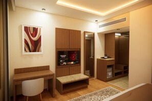 Signature Room, Valley View | In-room safe, desk, soundproofing, free WiFi - The Rosendale Srinagar (Srinagar)