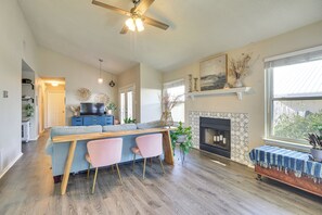 TV - ATX Urban Oasis: Cowboy Pool + Fenced Yard (Austin)