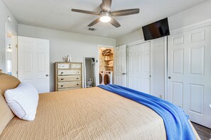 2 bedrooms, iron/ironing board, Internet, bed sheets - ATX Urban Oasis: Cowboy Pool + Fenced Yard (Austin)
