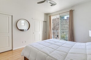 Desk, iron/ironing board, Internet, bed sheets - Walk to BART Station: Richmond Townhome w/ Balcony (Richmond)
